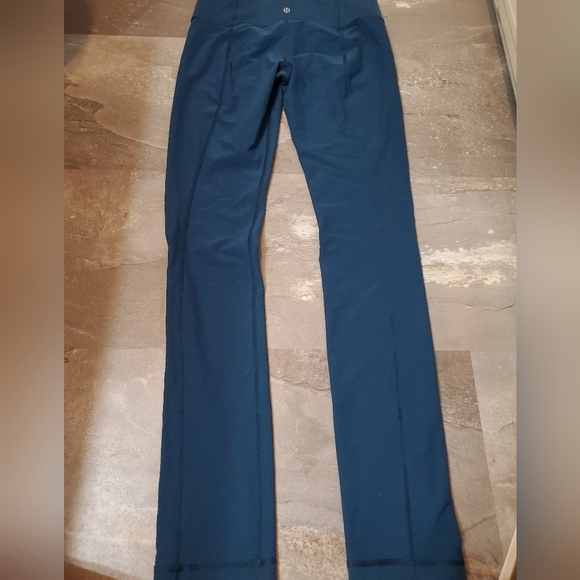 Lululemon reversible pants. Blur. Grey and yellow flowers on a side. Size 6. 32" - Picture 4 of 15